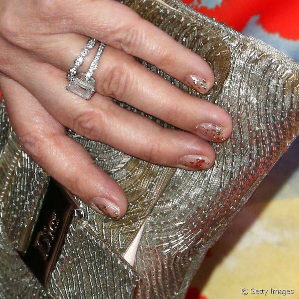 A atriz Drew Barrymore tamb?m ? adepta de unhas curtinhas e turbinou a produ??p com glitter em evento na Calif?rnia, em janeiro de 2015
